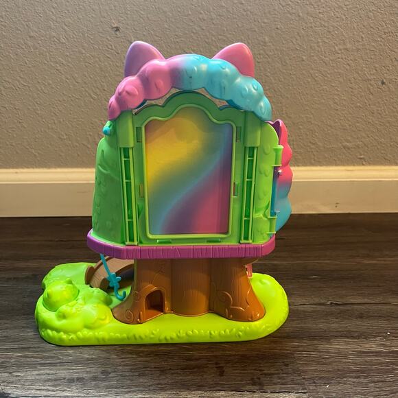 Gabby's Dollhouse Transforming Garden Treehouse & Kitty Karaoke Action Figures - Picture 8 of 10